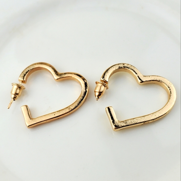 💫5/$25 Stunning Heart Earrings - Picture 2 of 3